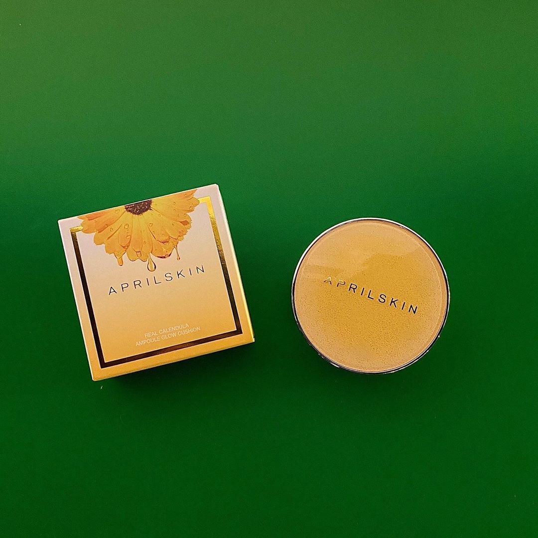 김주희 on Instagram: “[에이프릴스킨 리얼 카렌둘라 앰플 광 쿠션]  21호 라이트 베이지를 사용했는데 수분+미백까지 다되서 너무 좋은 쿠션✨ 얼굴에 광이 돌아서 빛나는 얼굴표현으로 꿀광 메이크업을 할수있어서 좋아요! 꿀광 메이크업 하고싶은 사람들에게 진짜 강추입니당💛 -…”