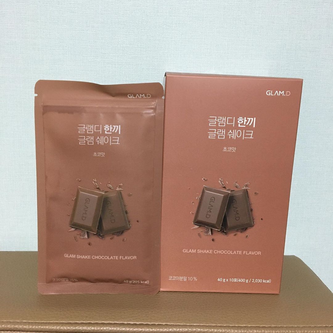 ❤️ 미뇽 ❤️(21) on Instagram: “[글램디 한끼 글램 쉐이크] 초코맛❗️ - 우유 또는 물을 지퍼백에 넣고 동봉된 빨대를 꽂아 먹는 간편한 쉐이크! - 각종 뮤질리가 들어있어 든든한 포만감뿐만 아니라 씹는 즐거움까지! - 한끼 식사에 필요한 다양한 영양소로 가득! . . [사용…”