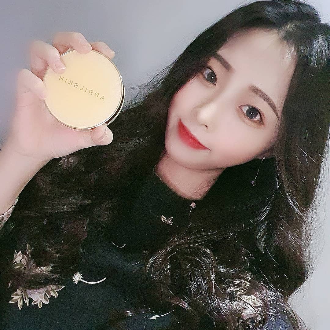 @s0o0o._.day on Instagram: “이번 겨울 쿠션은 이거 하나로 끝🌼 ⠀ 카렌둘라꽃에서 추출한 앰플이 수분을 꽉 채워주고 모공은 물론 잡티, 홍조까지 완벽 커버해주다니 에이프릴스킨 다시 봤다 무엇보다 케이스 넘나 예뿌예뿌하자나💖 ⠀ #에이프릴스킨 #aprilskin…”