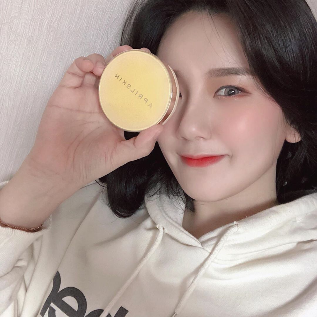 어른이 김잼 🎈 on Instagram: “꿀광표현에 최고😖 덤으로 진정까지! 카렌둘라 꽃모양 취저 ♡ . . . . .  #에이프릴스킨 #aprilskin #리얼카렌둘라앰플광쿠션 #카렌둘라쿠션 #겨울쿠션 #광채쿠션 #쿠션추천 #추천템 #AD #리뷰쉐어 #ad #쿠션팩트 #쿠션커버 #쿠션파데…”