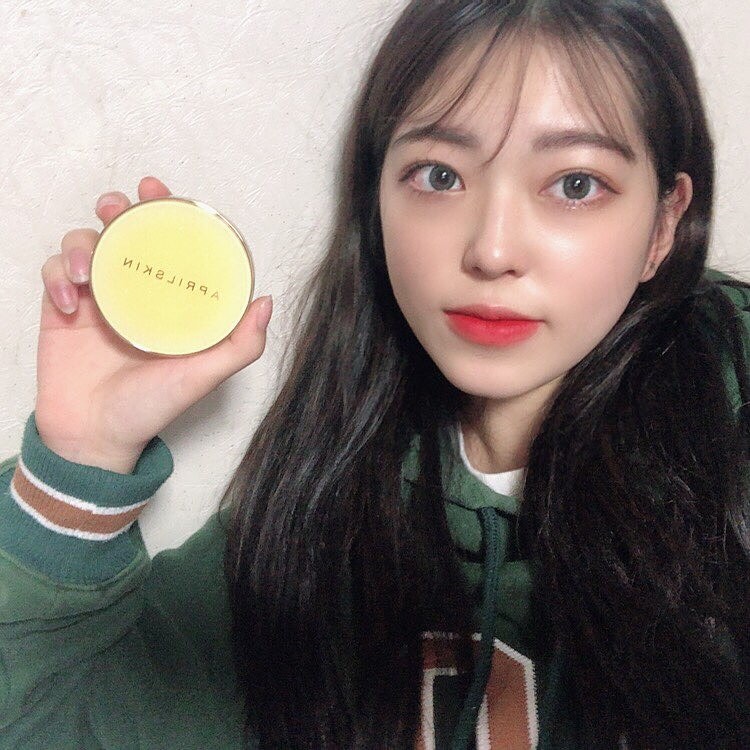 イェウォン(21) on Instagram: “쿠션 내부의 꽃 모양이 너무 예쁜 에이프릴 스킨 쿠션🌼 피부표현도 예쁘게 되고 겉광, 속광까지 👍🏻 - - - - - - - -  #에이프릴스킨 #aprilskin #리얼카렌둘라앰플광쿠션 #카렌둘라쿠션 #겨울쿠션 #광채쿠션 #쿠션추천 #추천템 #AD…”