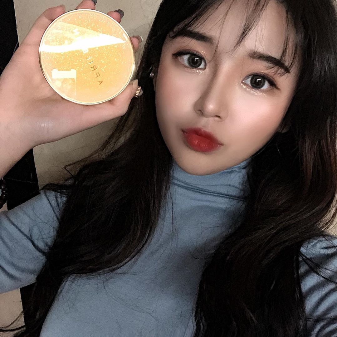 이로울 이 예쁠 아 on Instagram: “에이프릴스킨 리얼 카렌둘라 앰플 광 쿠션이 새로 나왔슴둥🙊 쿠션에 꽃잎부분 하이라이터가 피부를 더 광나게 해주고 귀욥 ㅠㅠㅠ 거울인데도 오래가는 지속력 체고시다,, #에이프릴스킨 #aprilskin #리얼카렌둘라앰플광쿠션 #카렌둘라쿠션 #겨울쿠션…”