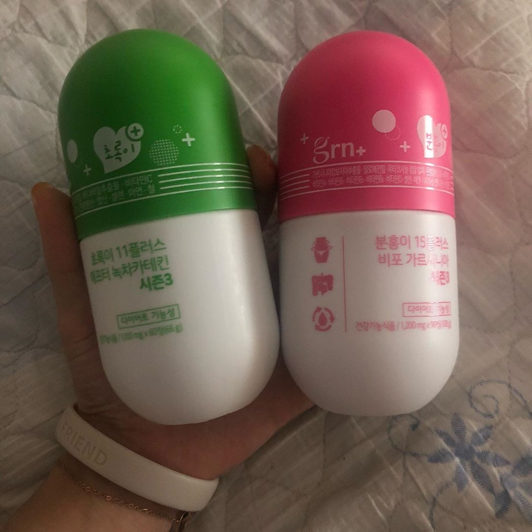 지선 on Instagram: “grn 분홍이+초록이 시즌3  sns에서 굉장히 많이 보였던 제품이었는데 직접 섭취해보니 효과가 있어서 놀라웠어요👀  탄수화물이 지방으로 합성되는 것을 억제하여 체지방감소에 도움을 줄 뿐 아니라, 혈중 콜레스테롤 개선에도 큰 효과가 있다고 하는데 잘…”