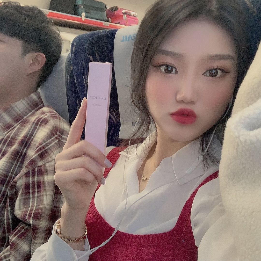 이예진 on Instagram: “✨블랑풀 신상 필터크림✨
다른 톤업크림들 처럼 끈적거림도 없고 
조금만 발라도 발림성이 좋아 누런까만(?)편인 나한테도 자연스럽게 하얘지는 크림🥴
옷에도 묻지 않아서 좋은듯👍🏻
#블랑풀 #필터크림”