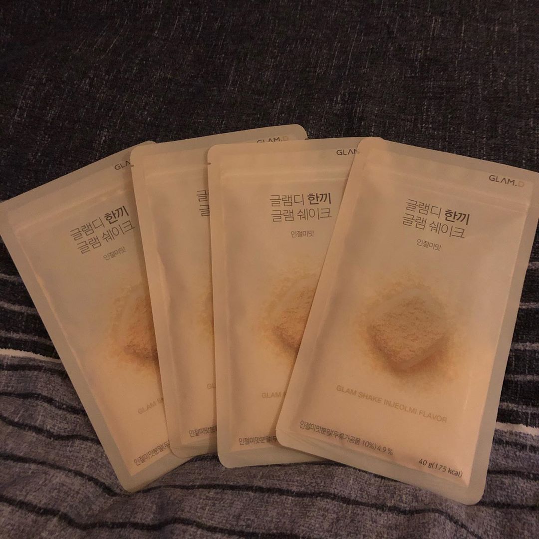 송은지 on Instagram: “❤️글램디 한끼 글램 쉐이크❤️ 우유 또는 물을 지퍼백에 넣고 동봉된 빨대를 꽂아 먹는 간편한 쉐이크❗️각종 뮤질리가 들어있어 든든한 포만감뿐만 아니라 씹는 즐거움까지❗️한끼 식사로 간편하게 먹을 수 있어요❗️ ⚠️인절미 , 초코맛 두가지⚠️…”