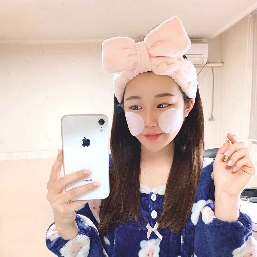 가람 ᴳᴬᴿᴬᴹ 🇰🇷 on Instagram: “면세점 판매1위 “제로 모공 패드”로  모공을 타이트하게 꽉 쪼아주기❣️ 저자극이라 민감성 피부도 사용 가능하고 2주만 꾸준히 사용 해 줘도 효과가 눈에 보여요👀 . 엠보싱 면으로 각질과 피지를 케어하고 부드러운 면으로 피부 결을 정돈 후 흡수…”