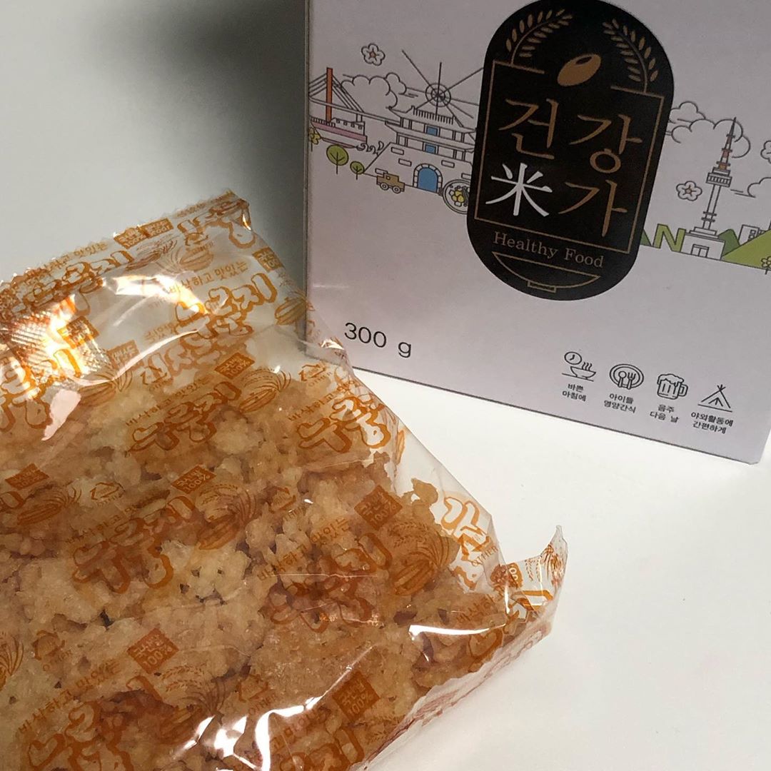 뮤찌 on Instagram: “보통 이렇게 판매되는 누룽지는 밥이 아닌 쌀을 눌러 태우듯 만드는데, 요제품은 직! 접! 밥을 지어 전통 방식으로 만든 누룽지라서 더 고소해ㅜ_ㅜ❤️ 동생들은 딱딱한 채로 먹고, 할머니는 물을 부어 전자레인지에 3~4분 돌려먹는데 이렇게 먹어도…”