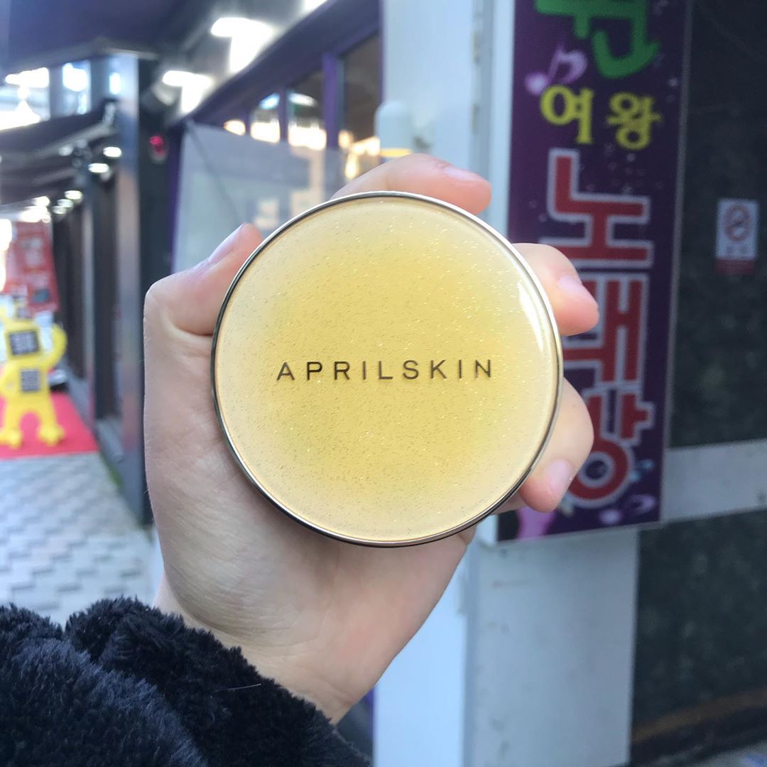 @z_mj_dl on Instagram: “일단 외관만 보고 너무 예뻐서 관심가는데 앰플이 그대로 들어있어서  진정+수분+미백 까지 한번에 되는 쿠션 커버력도 당연히 좋고 지속력도 너무좋은 에이프릴스킨 리얼 카렌둘라 앰플 광 쿠션 ➕쿠션 중앙만 누르면 꽃잎베이스만 묻어서 색이 너무 밝게…”