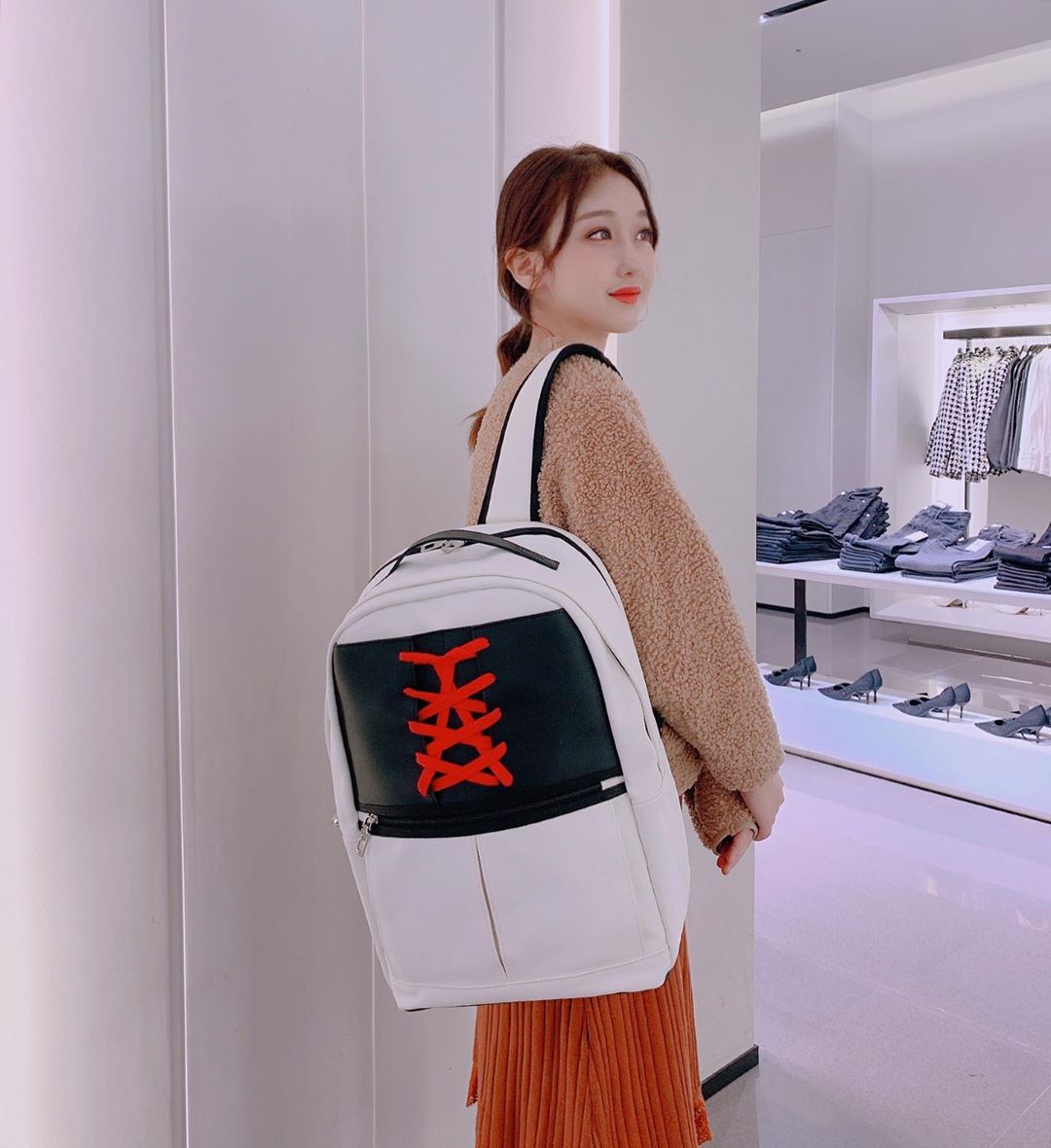 美道 on Instagram: “🎒나도 백팩 생겨따
#별을그리는백팩 #로디나트 #백팩 #백팩추천 #여자백팩 #여자백팩추천 #lodinatt #리뷰쉐어 #ad @lodinattofficial”
