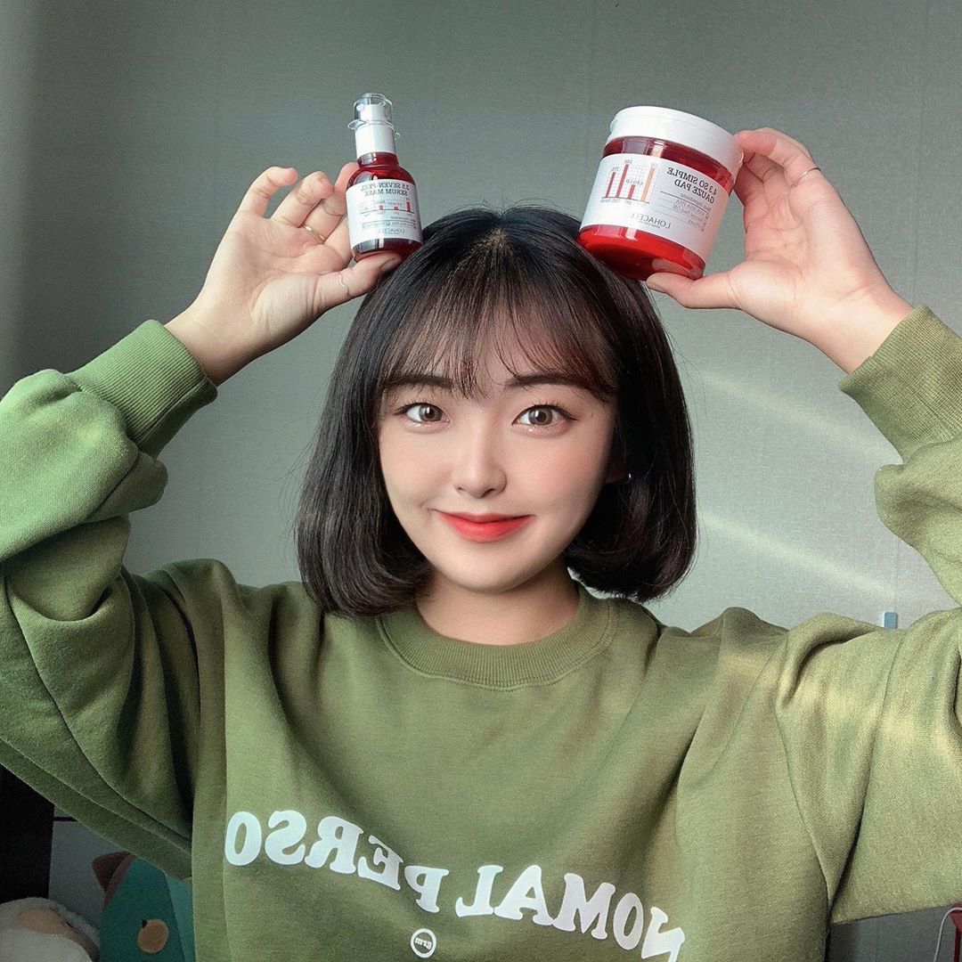 소영 on Instagram: “⠀ 로하셀에서 보내주신 선물 ♡ ⠀ 원래 피부 관리는 겨울이 중요한거 모르는 사람 없겠지 😮 그리고 로하셀 모르는 사람도 없겠지 😯 내 피부 맨들맨들한건 안 비밀 🤫 ⠀ 환절기 피부 관리는 로하셀 피부재난응급세럼, 패드로 💚 ⠀  #로하셀…”