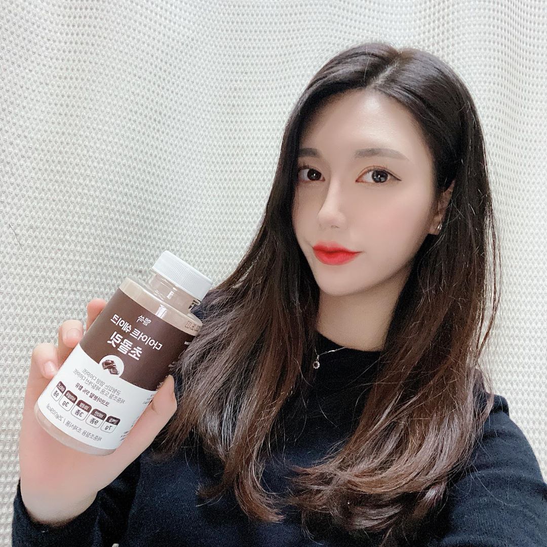 유진 on Instagram: “🖤 [헬쓱] 다이어트 쉐이크 🖤  28가지 맛이라 골라먹는 재미뿐만 아니라 질리지않아서 마음에 아주 들었지 ~ 칼로리는 엄청 낮고 간편하고 든든한 식사 대용 쉐이크인데 맛도 아주 좋았지 ~ 2020되기 전에 헬쓱 다이어트 쉐이크로 맛있게 살빼고…”