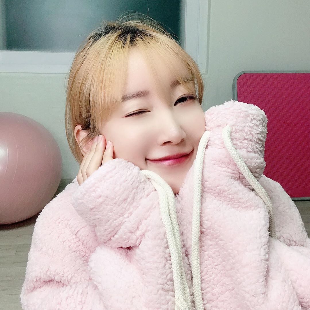 BOMBOM 🌸 on Instagram: “프로 집순이의 옆구르기를 보여드리겠숩니다 ♡✧。 (⋈◍＞◡＜◍)。✧♡ . 아이 엄청 따뜻해요 이렇게 따뜻할수가..ㅜㅠㅠ 제방만 보일러 고장나가지구ㅜㅠㅠ 추워서 거실에서 자구 있었는 데 고치기전까지 이거 입구 제방에서 드디어 잘 수 있을것 같아요!!!…”