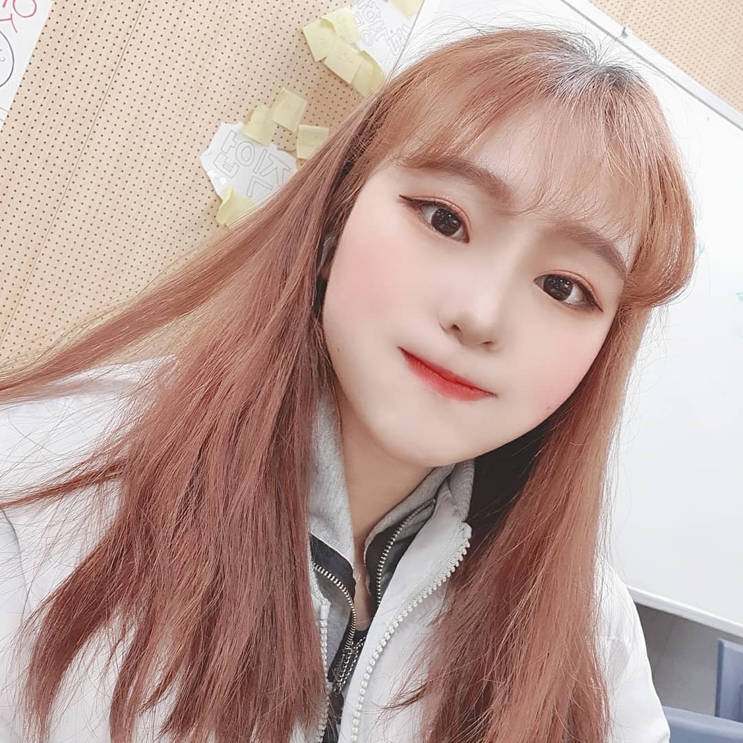 송이🧸🌸 on Instagram: “⠀ 추워 🤥 벌써 2019년도 한 달 남았당 ㅠ 마무리 잘 합쉬당 !  오늘은 에이프릴스킨 리얼 카렌둘라 앰플 광 쿠션 사용해 봄 💛 진정 수분 미백 3종 쿠션이고 저자극이라 피부에도 좋다 ! 쿠션 가장자리 4 가운데 꽃잎 베이스 1 비율로 묻혀서…”