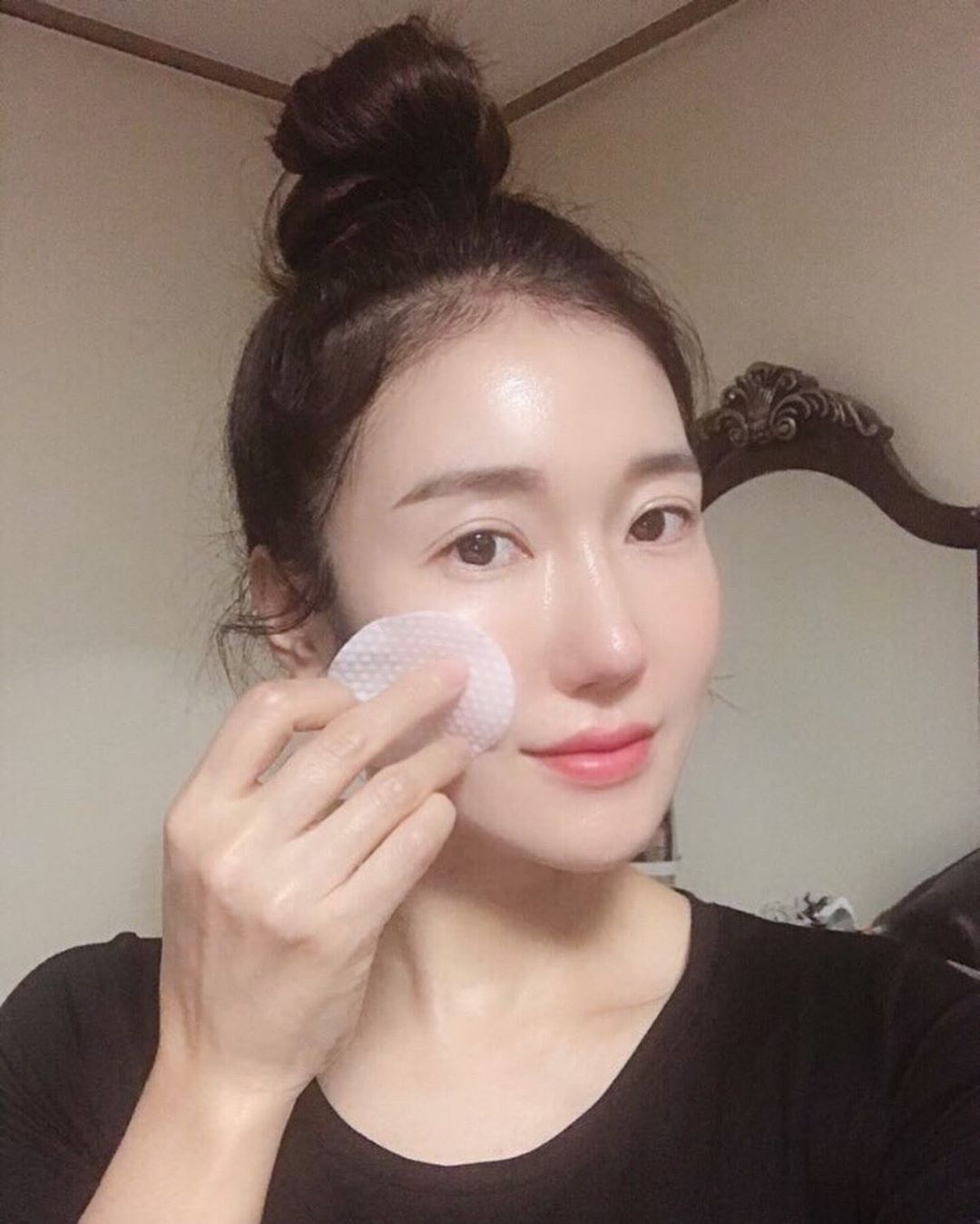 요가강사 필라테스강사 Kids’ɢʏᴍ  ⓣⓔⓐⓒⓗⓔⓡ on Instagram: “#메디큐브 👍 #아침 #저녁 #세안 후 #모공관리  #제로모공패드  #좋아요그램 ❤️ ✔️면세점 판매 1위! ✔️#미세먼지 세정력 임상 시험 완료 ✔️#모공 속 묵은각질과 노폐물제거 ✔️#모공타이트닝 효과 ✔️EWG 그린 등급 성분을 함유✍️민감성…”