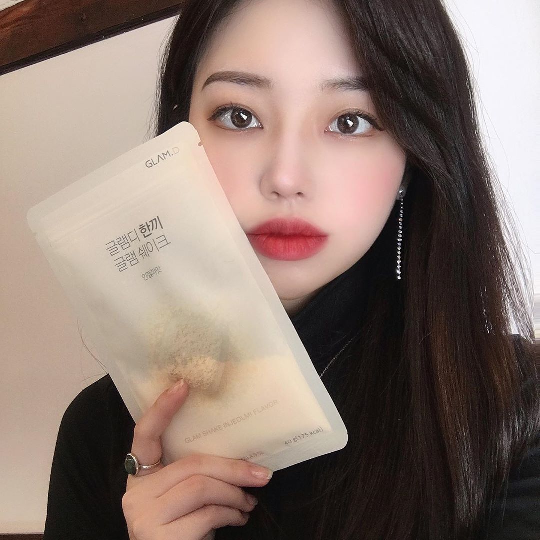 힂니 on Instagram: “인절미맛 진짜 맛이따,,❤️ 낮은 칼로리는 물론 각종 뮤즐리가 씹는 맛까지 좋게 해줘요! 엄청 꾸덕해서 포만감도 좋은 쉐이크 :-) 들고다니기도 세상 편해요ㅠㅠㅜ  #글램디 #glamd #한끼글램쉐이크 #다이어트 #다이어트식품 #다이어트간식…”