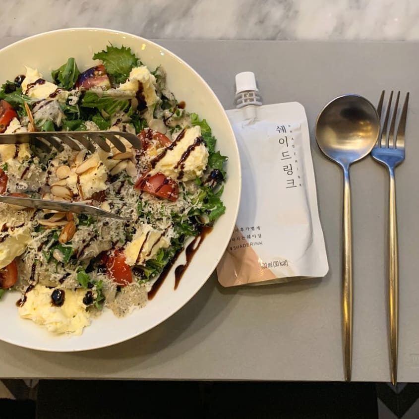 효밍ღ on Instagram: “전 잠만 자고 일어나면 띵띵 부었는데 #쉐이드링크 하루 두번씩 마셨더니 확실히 덜 부어요 가벼운 눈두덩이에서 느껴지는 효과☺ . . . . #shaderink #네이버1위 #붓기차 #붓기차추천 #효과좋은붓기차 #전주카페 #해운대 #상무지구 #충장로…”