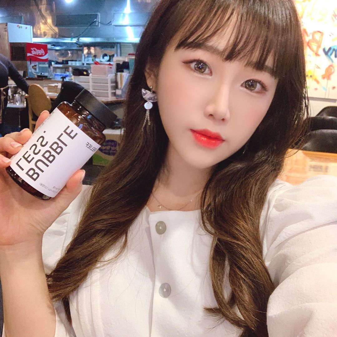 가람 ᴳᴬᴿᴬᴹ 🇰🇷 on Instagram: “월경 전, 호르몬에 의해 감정의 기복이 심해진다면 버블레스 한 알씩 먹어주기!! . ✅ 월경전증후군 해소에 도움을 주는 ‘감마리놀렌산’ 함유 ✅ 철의 흡수, 결합조직 형성 및 기능유지에 필요한 ‘비타민C’ ✅ 스트레스로 인한 긴장 완화에 도움을 주는…”