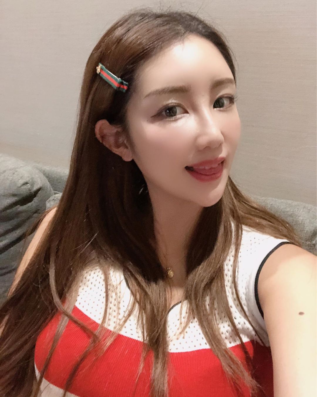 채굠 on Instagram: “악세사리를 좋아하는 채교미에게 핸드메이드는 넘나 매력적🧡 예쁜데 가격까지 착하면 어쩌자는 고닝 너! #셀스타그램 #셀카 #셀피 #찍스타 #일상 #데일리 #에스메이드 #귀걸이 #이어링 #10대귀걸이 #20대귀걸이 #30대귀걸이 #귀걸이추천 #이어링추천…”