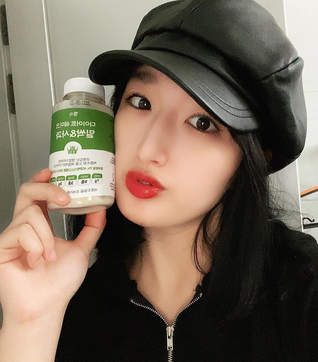 채수민 on Instagram: “안녕하세요 여러분 : ) 다이어트 제품 찾다가 완전 괜찮은 것 찾아서 추천 드리려고 해요!! 바로 헬쓱 다이어트 쉐이크인데 #간편식으로 먹을 수 있어욤: ) 우유랑 같이 넣어서 먹으면 진짜 편해요 ㅠㅠ 안그래도 인생이 너무 바쁜데 이거 없으면 큰일…”