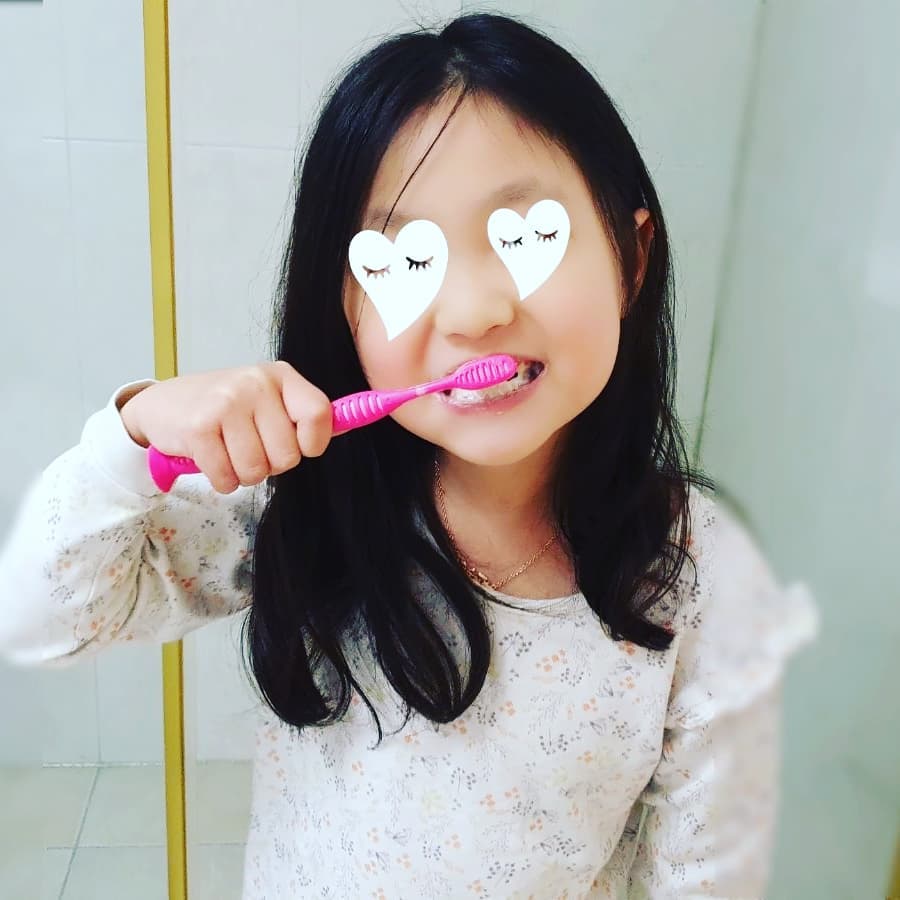 ★ 까다로운 기준의 미국 FDA 인증을 받은 #브러쉬버디즈칫솔
★ 3FREE (BPA, 형광증백제, 중금속 FREE) 
우리집 꼬마들을 위해 주문했어요.
칫솔을 많이 쟁여둬서 기존에는 4-7세용을 사용했는데요. 
칫솔질을 해도 구석구석 깨끗하게 닦이지 않더라고요.

심각성이 느껴져서 기존 칫솔은 과감하게 넘기고 초등생이 사용하기 좋은 브러쉬버디즈를 겟했답니다.

#브러쉬버디즈칫솔 #7세이상 #어린이칫솔 #초등학생칫솔

W입체 가공한 칫솔모로 치아 구석구석 닦아주고요~ 칫솔모가 뻣뻣하지 않고 부드러워 약한 잇몸에도 자극을 주지 않아요! 
또한 입체형 실리콘으로 되어 있어 혀 표면의 유해한 박테리아 제거에 도움을 준답니다. 꼬마들도 입냄새가 나는데요~ 혀부분을 청결하게 닦아주니 입냄새 제거에도 도움을 줘서 좋았어요.

스탠드형으로 되어 있어 칫솔걸이가 필요 없규~그립감도 굿굿!

#브러쉬버디즈 #어린이칫솔 #아동칫솔 #초등학교선물 #칫솔추천 #육아스타그램 #아들맘 #딸맘 #초등입학선물 #졸업선물 #어린이집생일선물 #환경호르몬놉 #육아템 #제품제공  #에코블로그 #AD