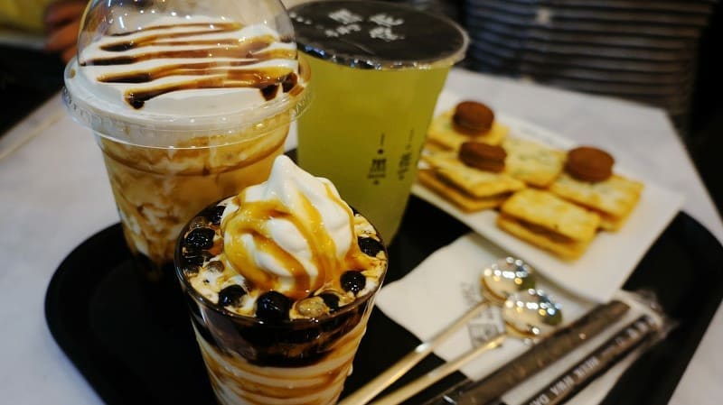 [흑화당]
하준이는 흑당버블티
은설이는 곤약버블티
하.. 맛있는데 밥한끼 가격이여..
.
.
.
#흑화당#흑당버블티#곤약버블티#비싼데맛있어#두번이나또갔네#또사줄껭