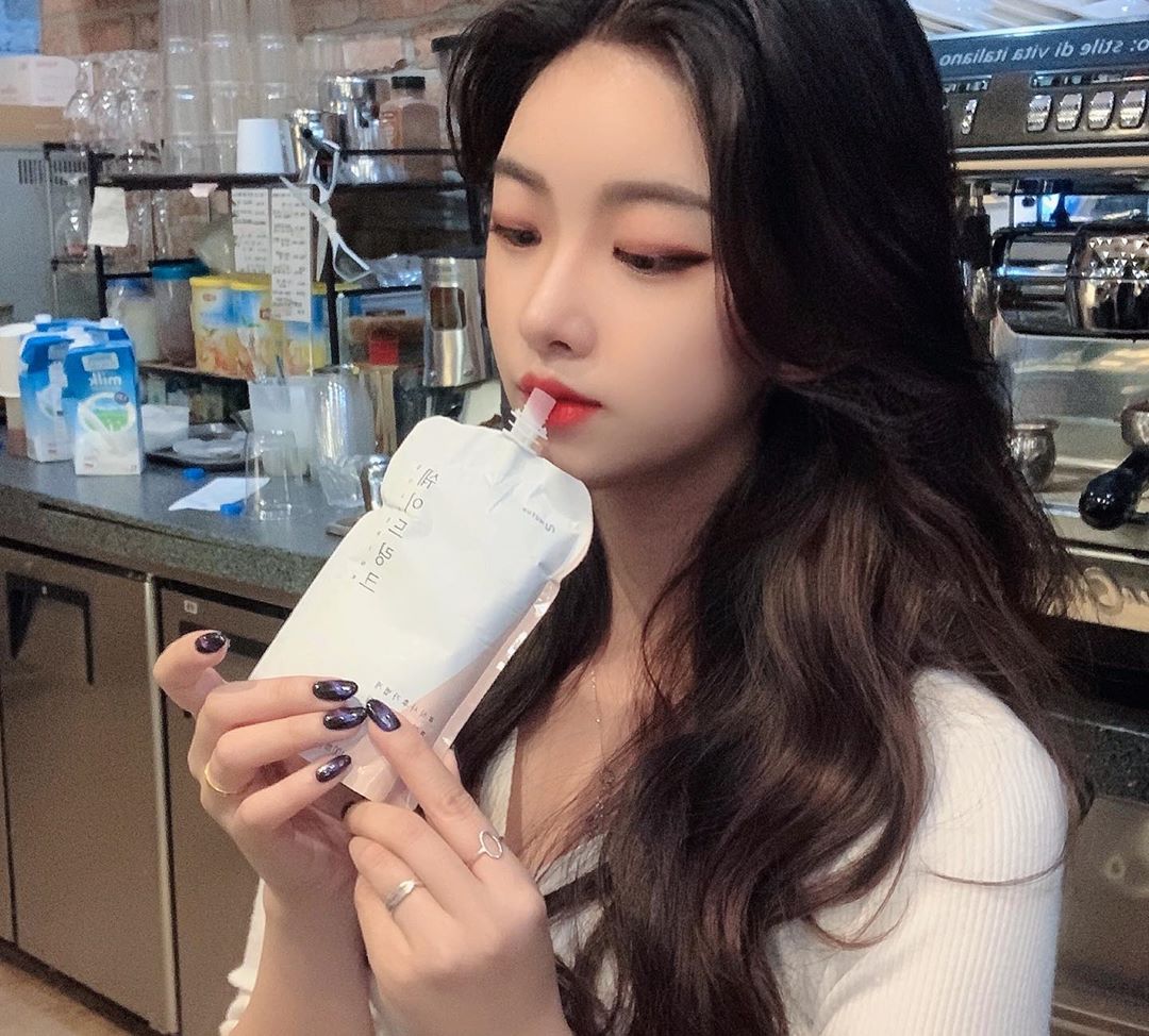 미주타키🍘🥢 on Instagram: “눈뜨면 띵띵붓는🌝 내얼굴..하루 두번 꼬박꼬박 마시니 진짜 붓기가 빠져잉 신기.. .
@shaderink_daily .
#쉐이드링크 #shaderink #네이버1위 #붓기차 #붓기차추천 #효과좋은붓기차”