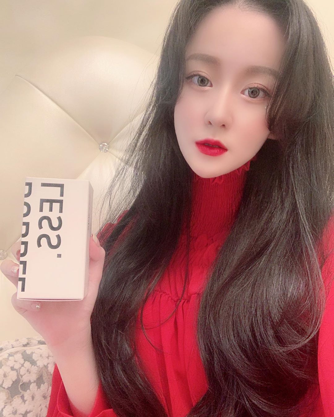 ᴇʟʟɪɴ on Instagram: “나 그날 되게 힘들어하는 편인데 어디선가 감마리놀렌산이 생리통 완화되는 효과가 있다는 소리를 들었다!  생리통 완화 말고도 비타민c랑 스트레스 완화가 가능한 뭐 어쩌구저쩌구 들었다더라  나도 더 나이 들기 전에 건강 챙길거다😝 . #버블레스…”