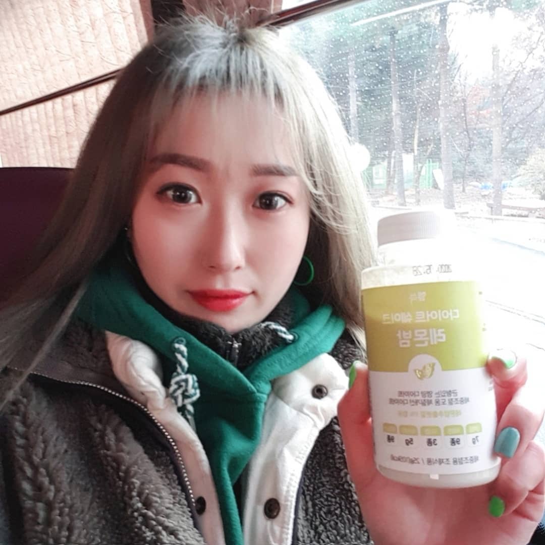 💚YEJI_Greenish💚 on Instagram: “🥰#헬쓱다이어트쉐이크🥰 눈뜨고부터 밥먹기까지 공복이 너무길어서 간식중독이라 간식을 끊기위해 아침으로 하나씩~  간식만 안먹어도 살이 빠진다던데.. 건강한 식습관 시작!! . . #헬쓱 #다이어트쉐이크 #다이어트 #맛있는다이어트쉐이크 #몸매관리…”