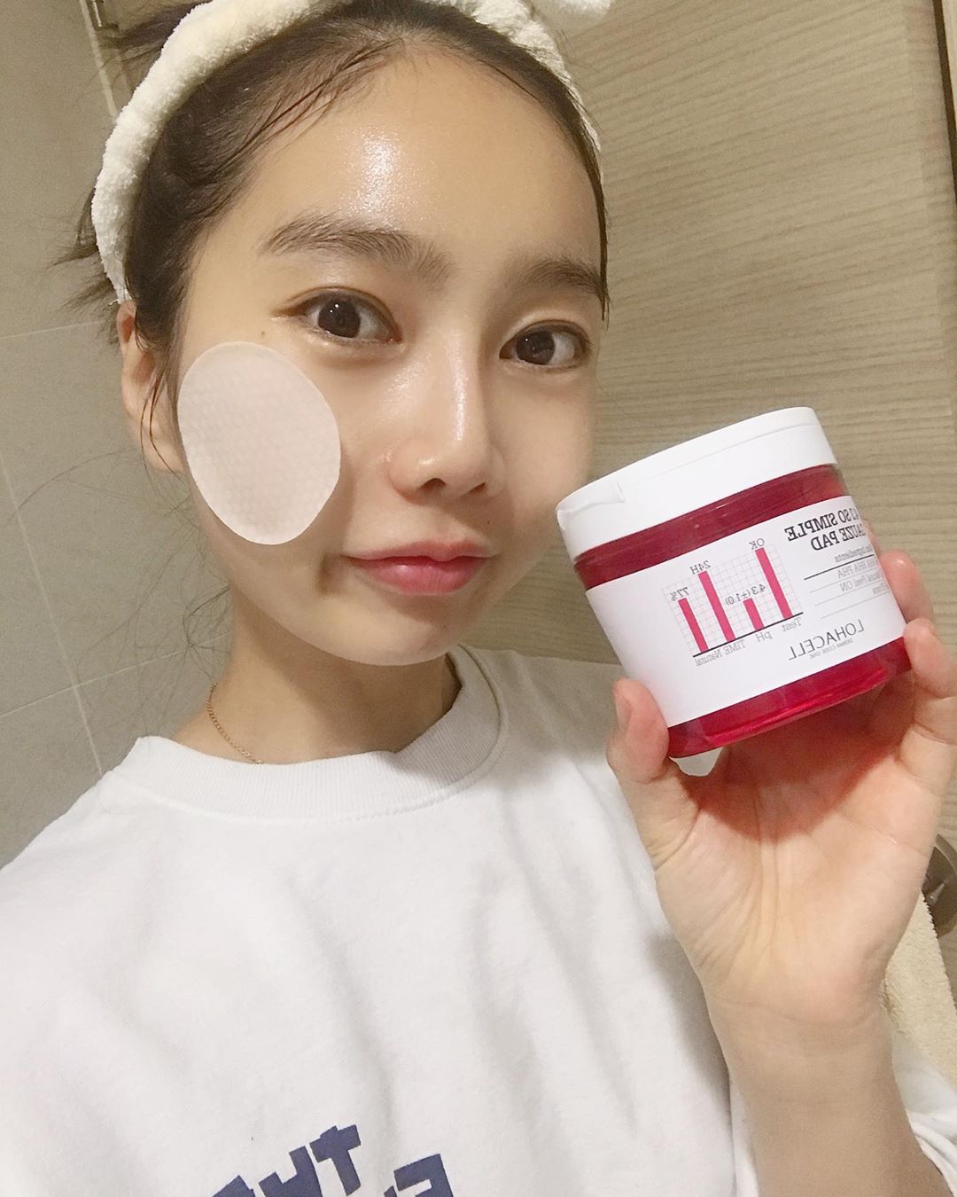 달달하고 부드러운 ★달보드레★ on Instagram: “욕세럼으로 유명한 로하셀💛 세럼으로 피부 관리 잘 했는데 이번엔 스킨패드로 출시!!!! . . 클렌징을 해도 잘 안지워지는 코 주변 눈밑까지 잘 닦고 거즈면으로 각질관리도 할수 있어서 너무 좋아요 ❤️ . . #로하셀 #lohacell…”
