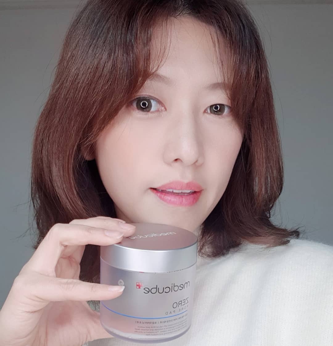 예써♥ on Instagram: “#메디큐브 #제로모공패드  메디큐브 베스트셀러 아이템이예요 광고로도 많이 보셨을꺼예요  저도 광고만 보다가 3주동안 꾸준히 사용해보았답니다 미세먼지 많은 날씨엔 정말 시커먼 먼지가 묻어나서 헉!!했어요 ㅋㅋㅋㅋ 지금 피부가 촉촉하고 결도 매끄러워서…”