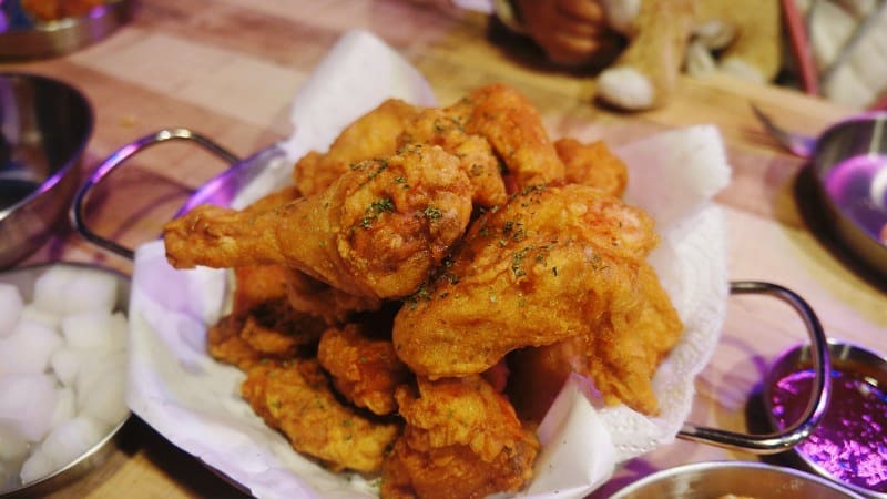 [치킨의민족]
수요미식회에 나왔다는 치킨집
깨끗하고 맛있음 ㅋ
맥주 먹겠다고 웨건끌고 멀리도나감.. ㅋ
.
.
.
#치킨의민족#수요미식회#신현동차킨