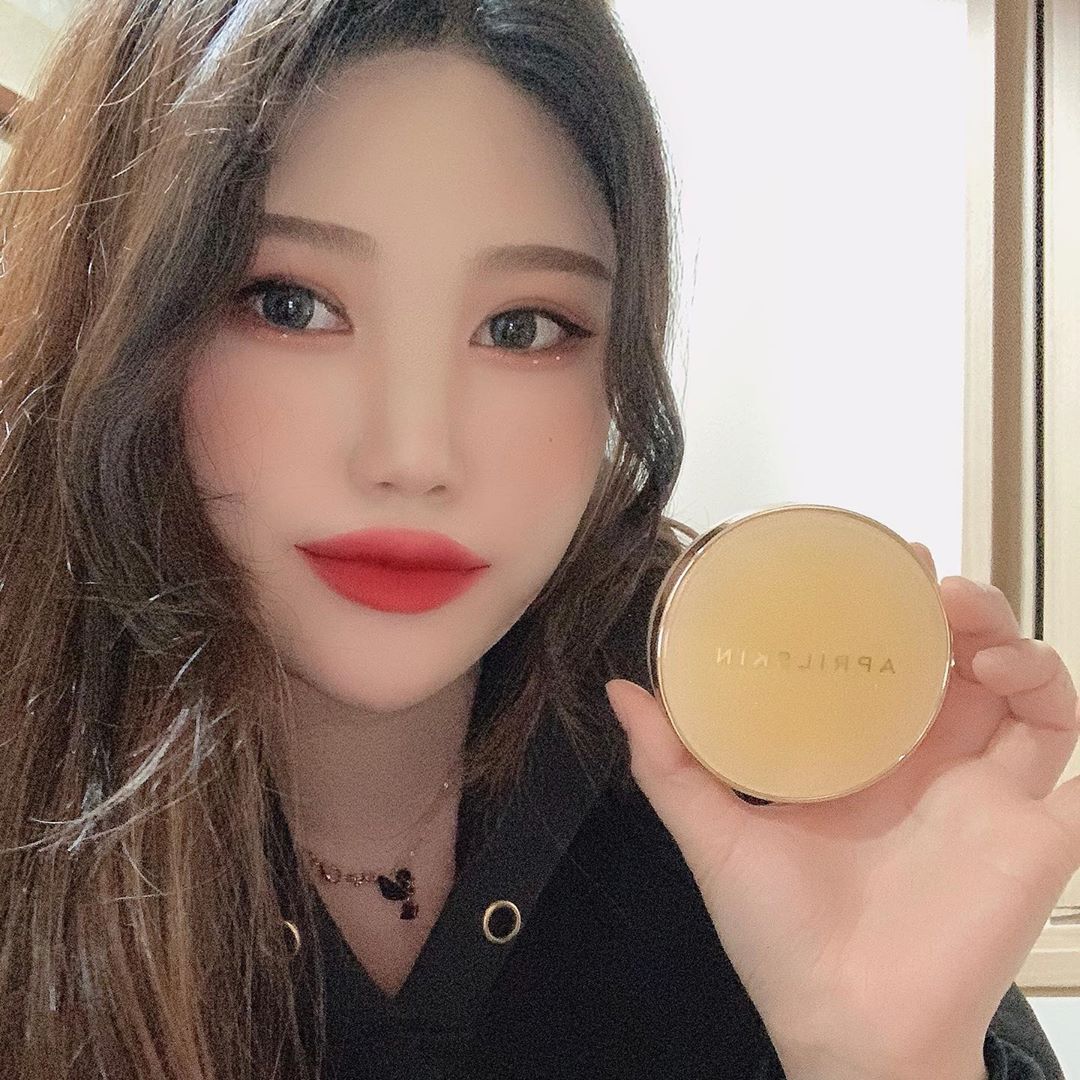 박엔젤입니다 on Instagram: “에이프릴스킨 리얼 카렌둘라 앰플 광 쿠션 🧡  진정 수분 미백을 모두 담은 3중 기능성이고 커버력과 지속력도 좋은 쿠션이에용 쿠션 중앙만 찍으시면 꽃잎 베이스만 뭍어 나오니 가장자리로 찍어서 발라주세요 저는 17-19호 인데도 꽃잎베이스 덕분에…”