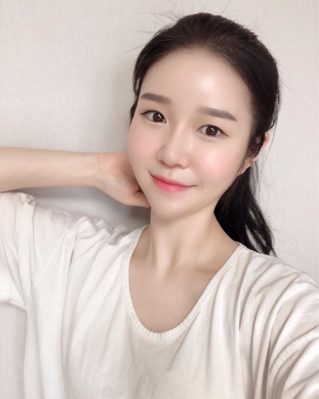𖤐  ᴊɪ ᴀɴ ᴍᴏᴍ on Instagram: “#리얼카렌둘라앰플광쿠션 🌼⠀⠀⠀⠀⠀⠀⠀⠀⠀⠀⠀⠀⠀⠀⠀ ⠀⠀⠀⠀⠀⠀⠀⠀⠀⠀ 건조한 겨울철 필수템인 #에이프릴스킨  꽃잎 베이스의 하이라이트로 밝기 조절이 가능해서 21호보다 밝은 피부 톤인 제 피부에도 색상이 자연스럽고 예쁘게 표현돼요 리얼 속광의…”