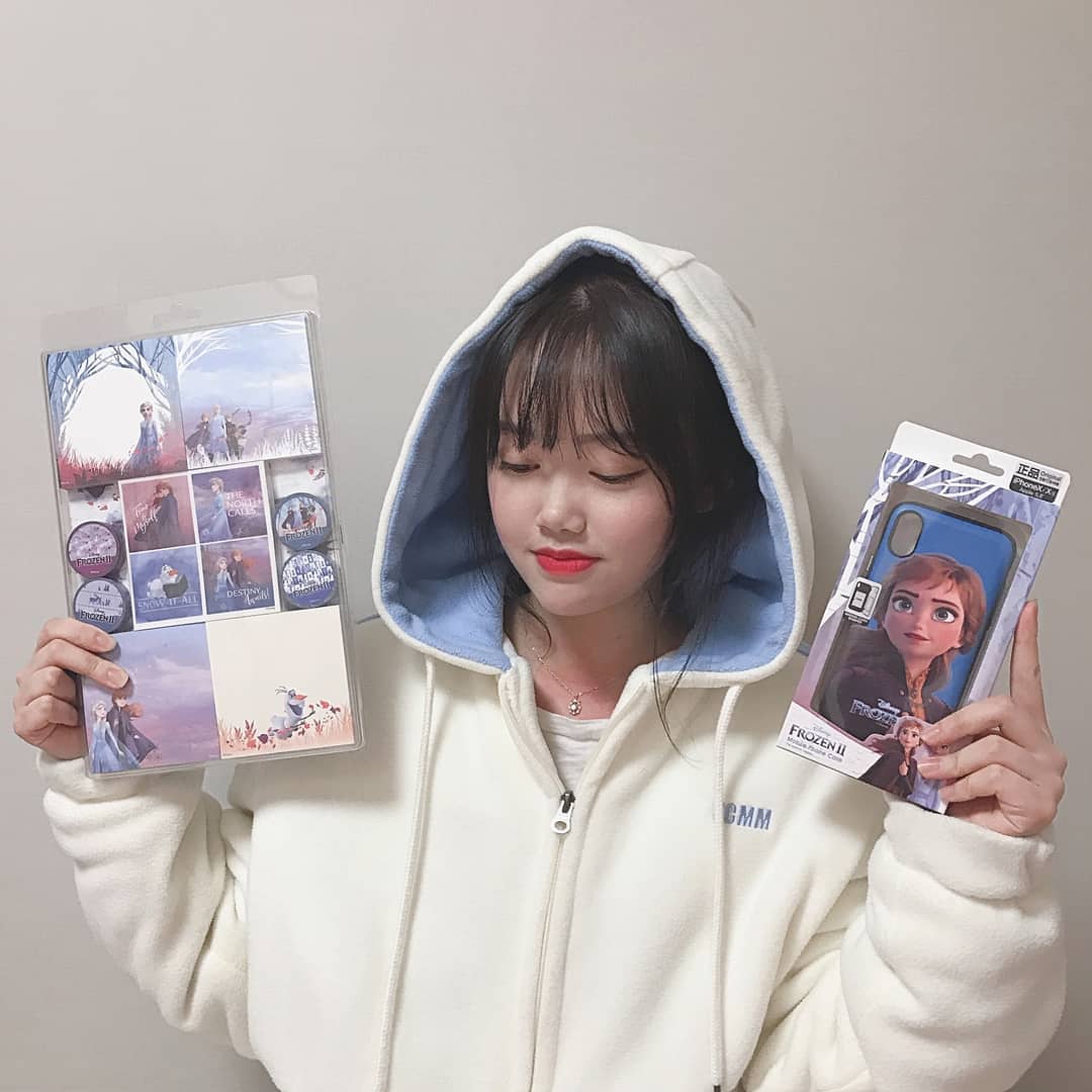 시온 on Instagram: “겨울왕국 1편 넘 좋아해서 10번넘게 봐가지고 겨울왕국 2편도 엄~~청 기대하고 봤는데 영상미 진짜 너무 이쁘고 또 볼생각 200%‼❄❄ 겨울왕국2 굿즈들도 다 너무 이쁘다 진짜ㅠㅠㅠ💙  clue랑 겨울왕국 콜라보 목걸이 진짜 넘 큐티뽀쨕해..😚💙…”