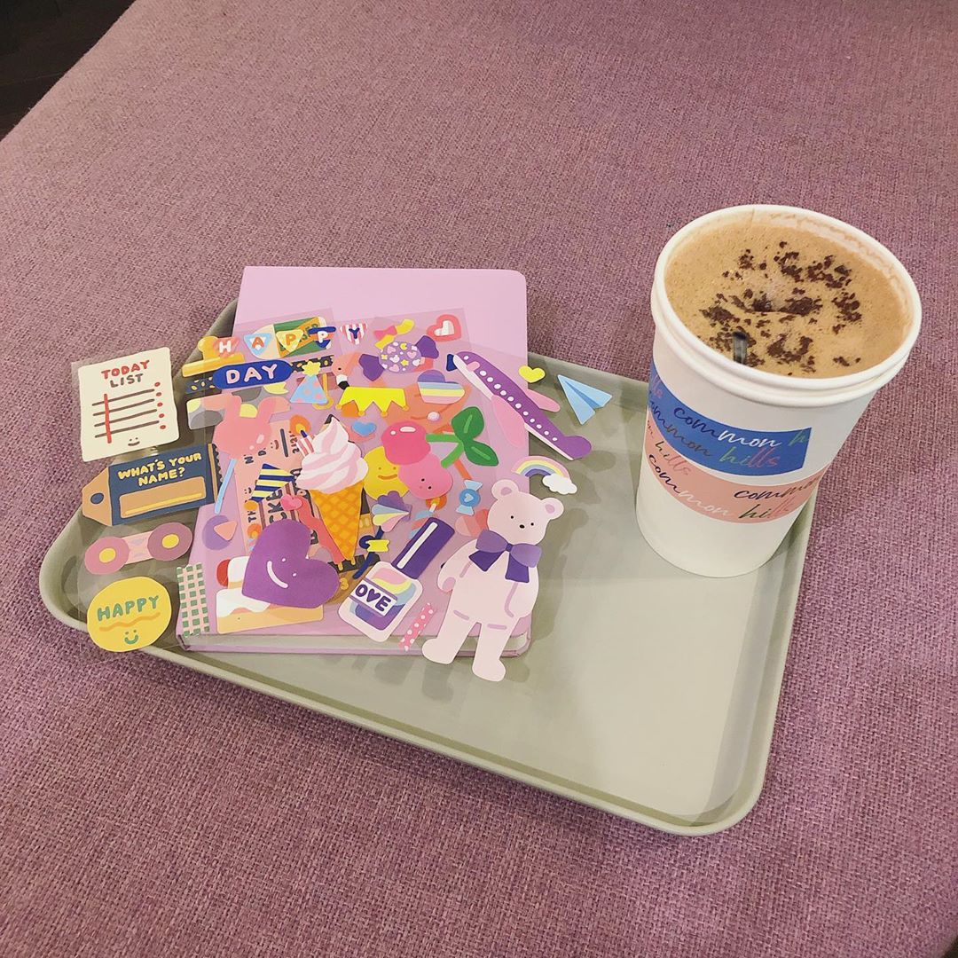 욘리브 [ yonrebe ] on Instagram: “#1300k다이어리 색감 디자인 너무 예쁜 거 아니냔 🧸🎀 남자친구랑 커플 #다이어리 써야지 ✍🏻➰
.
.
.
#2020다이어리 #다이어리추천_1300k #다이어리추천 #다이어리 #다이어리그램”