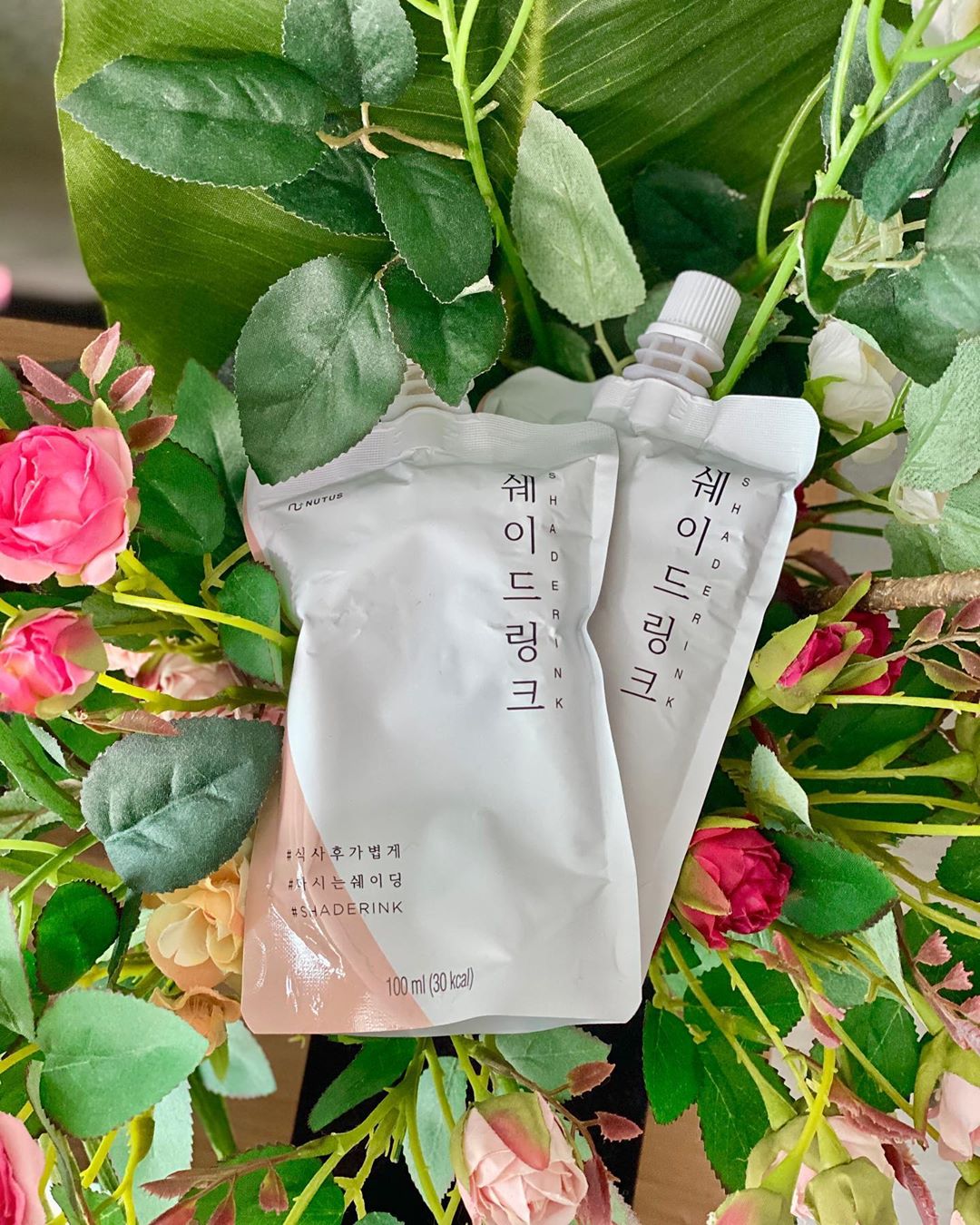 🌈 ᴢᴇᴢᴇʏᴀ ɴᴏʟᴊᴀ ෆ on Instagram: “#효과좋은붓기차 #쉐이드드링크 하루두번 출산후 흐트러진 내 비루한 몸둥아리의  수분밸런스를 맞춰주는 아이💃🏻 9가지 한방원료랑 8가지 식물원료가 다 건강건강한 것이라 #임산부 #수유부 도 먹을 수 있단다!!🙌🏻 한방이라 해서 맛없음 어쩌지 했는데…”