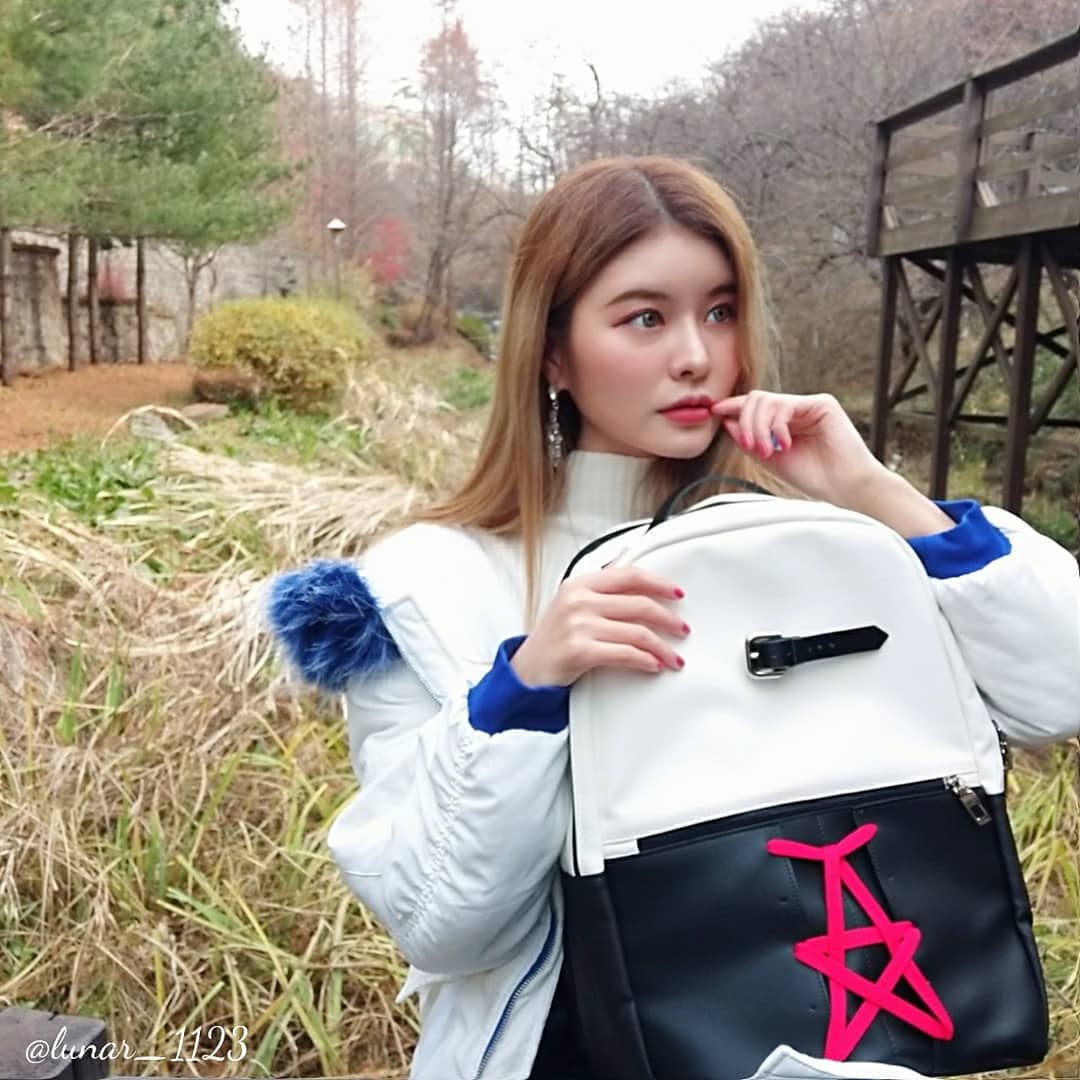 루나model/influencer🌙 on Instagram: “요즘 잘 하고 다니는 로디나트 백팩! 슈레이스로 빨간색 별을 만들어서 포인트도 줄 수 있고 다양한  슈레이스로 나만의 디자인을 만들 수 있다는게 특징ㅎㅎ 많은 셀럽들이 착용하는건 다  이유가 있겠죠? 최근 ‘러블리즈’의 멤버 미주가 같은 제품을…”