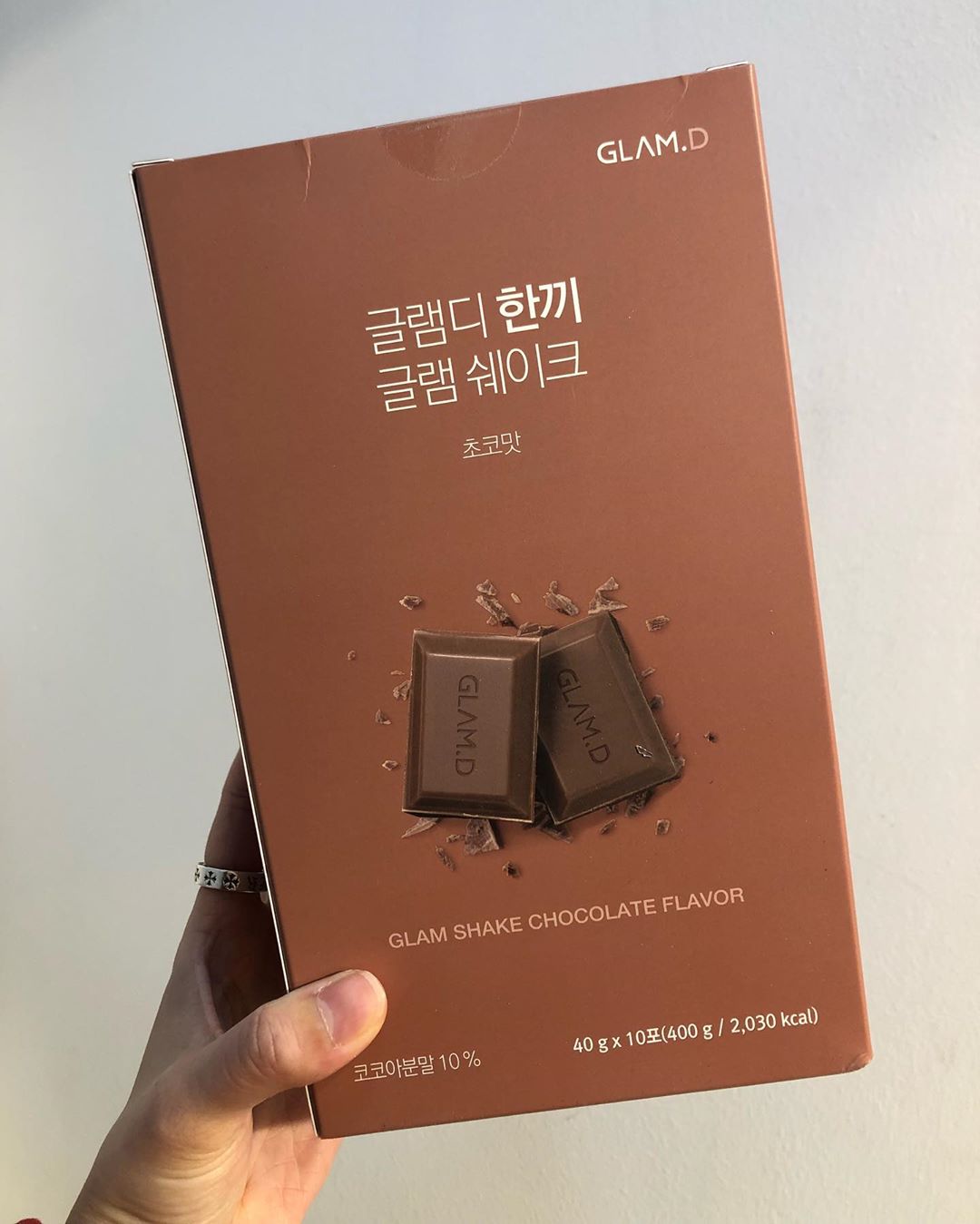 채굠 on Instagram: “한끼식사로 충분한 글램디 쉐이크😘 우유나 물을 지퍼팩에 넣고 흔들면 끝!! 간편의 끝인 제품이라 맘에든당ㅋㅋㅋㅋㅋ 각종 뮤질리가 들어있어 포만감뿐 아니라 씹는재미까지 가득🙈 #찍스타그램 #동영상 #광고지만좋아 #glamd #글램디 #한끼글램쉐이크…”