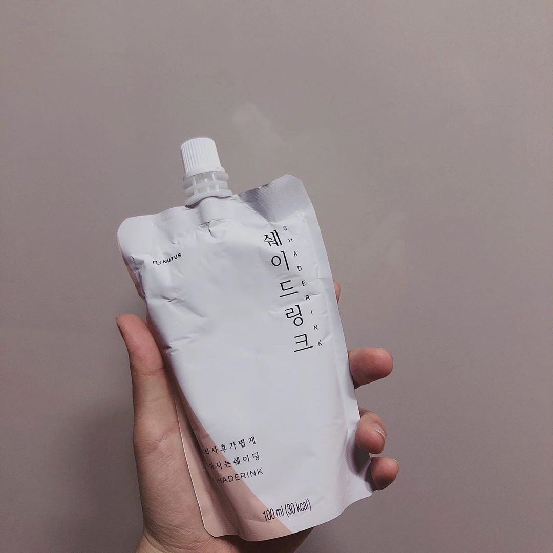 셜 리 on Instagram: “🏮🍶진짜루 좋은 붓기 빠지는 드링크 발견 ! 하루 두 번 꼬박 마시니 진짜 붓기가 빠진당ㅜ  겨울이라 아침에 인나면 항상 부었는데 이거 마시니 너무 좋다 ㅜ 맛도 있네 심지어 ! - - - #쉐이드링크 #shaderink #네이버1위 #붓기차…”