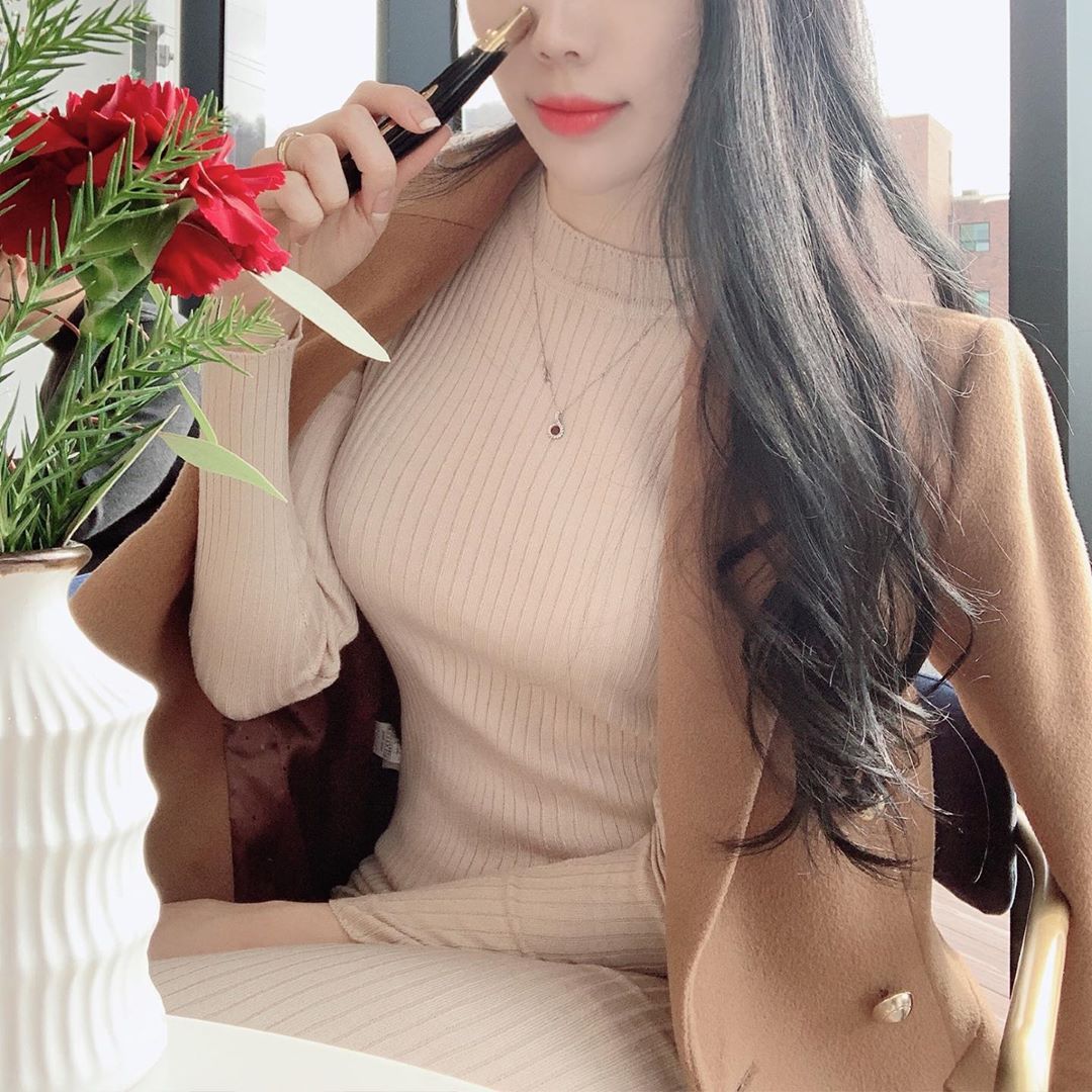진호💘 on Instagram: “추워진 날씨 고수분이필요했는데 갈바닉으로 관리 후 촉촉해졌어요💞 _ 갈바닉 마사지기는 화장품의 빠른흡수가 가능하고, 피부의 잔주름에 효과가 좋아요🤲🏻 수분크림은 좋은성분과 순한 사용감으로 화장전,자기전 사용하기딱♥️ . .…”