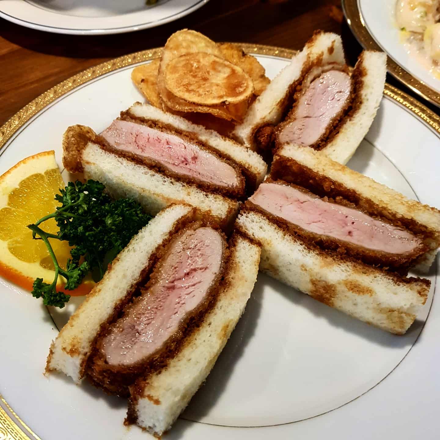 한남동 맛집:: 마음과마음
.
.
반으로 촤르르 갈라지는 오므라이스와 돈까스샌드위치 카츠산도 맛집
.
오리지널이아닌 명란오므라이스를 주문했는데 좀짜서 아쉬웠지만 기본적으로 넘 맛있어서 재방문하되 다른메뉴를 먹어보고 싶었어요
.
이번은아쉬웠지만 꼭!재방문해보고싶은곳!