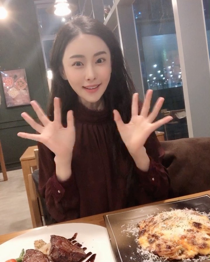 우지희 on Instagram: “#첫줄 맛있는거 먹기전에 나만 설레는구야?🤩🤩 🚫돌고래소리주의 . .…”