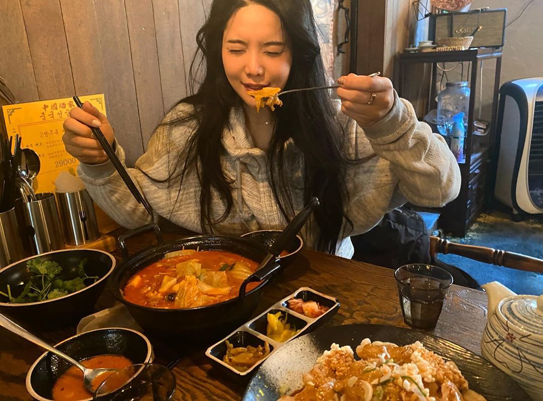지💜화 on Instagram: “🌶🧄🧅 연말모임 많은요즘죠?!!! 여기마라탕 썩었어썩었어!!!! #나만알고싶은맛집  #홍대 #맛집 #추천각 !!!! - 얼마전에 친구와 갔던 !! #후통 🪔 - 완전 입구찾아 삼만리했었어여 🤣 크지않고 작은 나만의 아지트같은느낌!! 매운거 못드시는…”