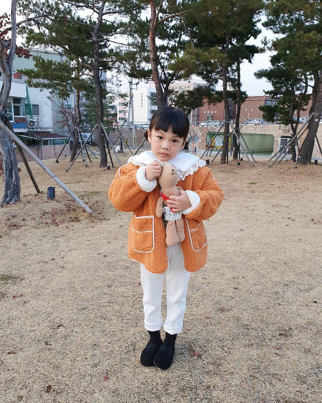 키즈모델 신연제 (Shin Yeon Je) on Instagram: “__  포근해진날씨에 점퍼벗어던지고 연제가 원하는 스타일로 입고 학원보냈더니 학원선생님이 스타일 예쁘다고 해주셨어요😍  #포포더블점퍼 는 뽀글이양털소재의 두꺼운 집업점퍼예요 겉감은 덤블소재, 안감은 보아털로 강추위빼곤 겨울에 단품 아우터로 따뜻하게…”