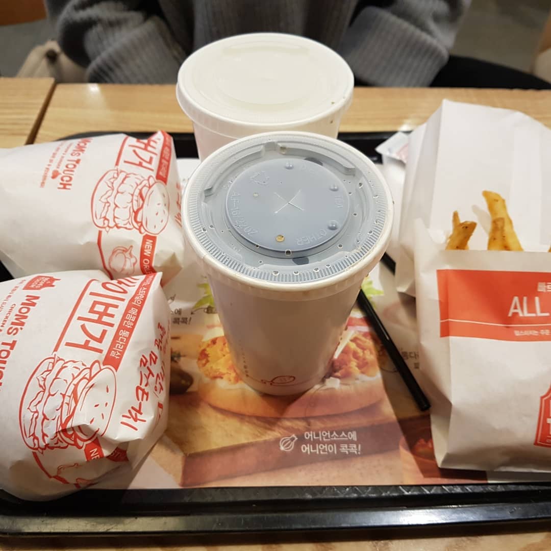 크리스마스는 끝났지만 올린다..!
특별하지 않은 크리스마스에 먹은것들
크리스마스라 어느 음식점을가도 사람이 많다😱 그래도 메리 클뚜마뚜💕

#맘스터치 #와플대학 #떡볶이 #크리스마스 #사람많다 #사람구경 #영등포타임스퀘어 #메리크리스마스