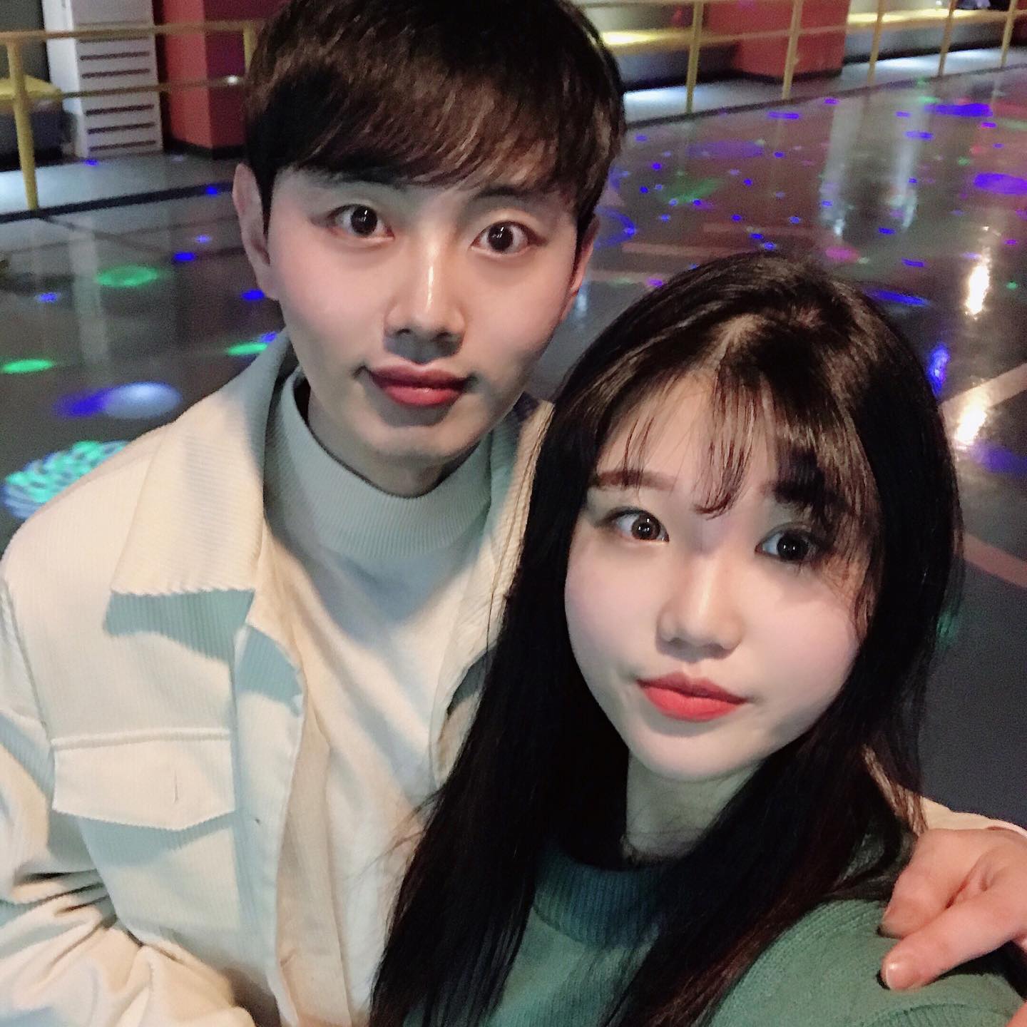 #어제오늘 #🥳 재밌다재밌다!! 사람은 너무많았지만!!! 롤러장은 전세내구 오예!! 첫 커플신발 너무죠아#귀염귀염
오빠 안목은 알아주지 캬하 이쁘게 신고다니고 절대 밟지아니하겠습니다😭 
이제 정말 크리스마스 끝!!
_
_
_
_
_
_
#럽스타그램 #❤️ #커플운동화 #커플신발 #몬스터롤러스케이트 #롤러장 #방어 #오모우스시