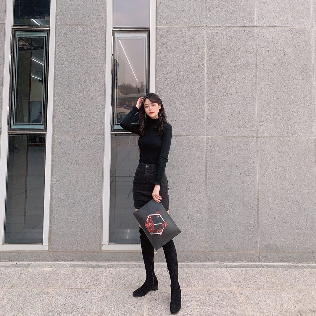 쏘e on Instagram: “올블랙에 레드 포인트,
내가 세상 제일 좋아하는 조합~
⠀
시크한 듯 감성 가득한 클러치 취향저격이야,,❣️
⠀
#leeyoung #이영 #클러치 #컨투어 #클러치추천”
