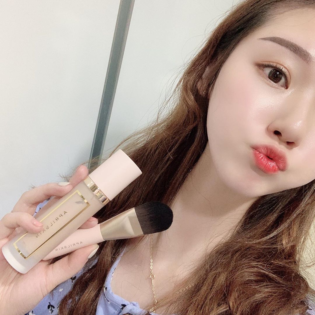 바니블리 on Instagram: “⠀ ⠀ 에이프릴스킨 퍼펙트 매직 커버 핏 파운데이션2.0+브러쉬✨ ⠀ 기존의 커버 핏 쿠션 업그레이드 버전‼️ 워터드롭이 증명하는 커버베이스와 수분세럼 에센스의 황금비율로 만들어져 어떤 피부 고민이든 완벽한 커버력✨🙊 ⠀ 수분효과가 무려 50시간…”