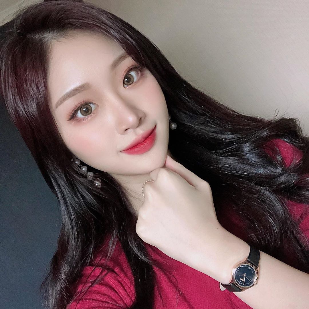 혜요미 on Instagram: “한국 시계 브랜드를 전세계에 알리기 위한 도전! 29일까지 와디즈에서 펀딩 진행중이에요😊! 디자인도 깔꼼!하고 너무 예뻐서 어느 코디에나 잘 어울려용💕 #와디즈 #시아르고 #시계 #데일리룩 #선물추천 # 석와치스 #여자친구선물 #남자친구선물…”