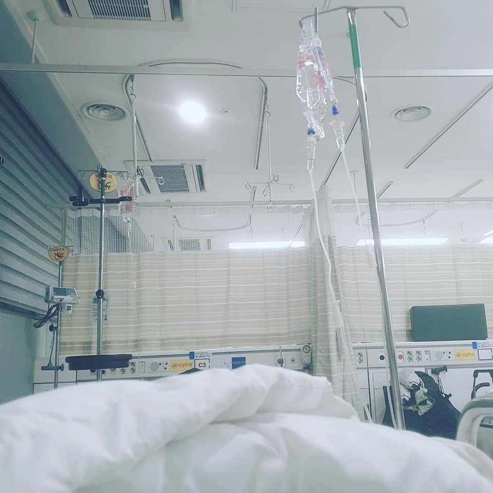 이틀간 열이 좀 난다 싶더니, 온전한 정신이 들고서야 #응급실을 겨우 나왔다. 여러분 감기 조심하세요. 열이 #39도까지 올라가니 헛소리 대잔치하면서 눈도 제대로 못뜨고😔  내일 정신차리면 삭제할, 새벽에 혼자 응급실에 있다 나와서 #하소연 하는 글😔 혼자서도 잘 산다고 생각했고, 실제로 그랬는데 이런 상황이 닥치니 생각이 조금 바뀌었다.

그리고 본인이 #독감이다 싶으면 마스크 씁시다😢 옮기지 말고😡